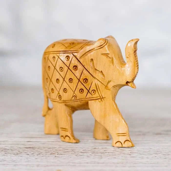 Enfeite místico de elefante entalhado à mão para decoração de mesa de escritório, estantes e altares.