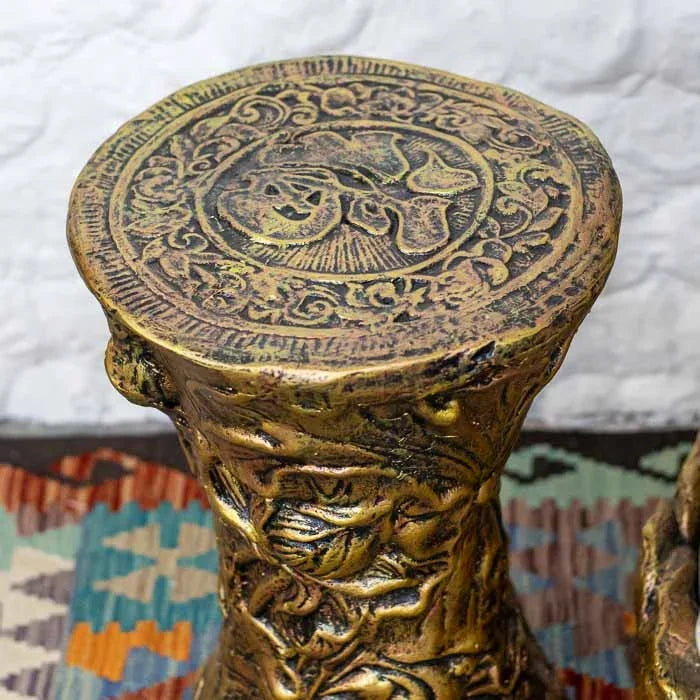 Pedestal ornamental entalhado em fibra de vidro com motivos florais para suporte da fonte.