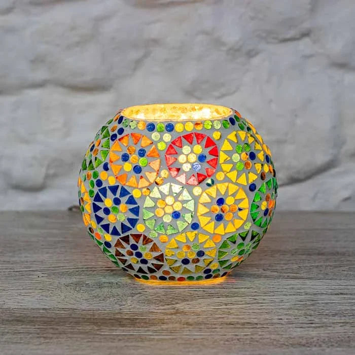 Trabalho de artesanato indiano com incrustação manual de vidros em abajur esférico.