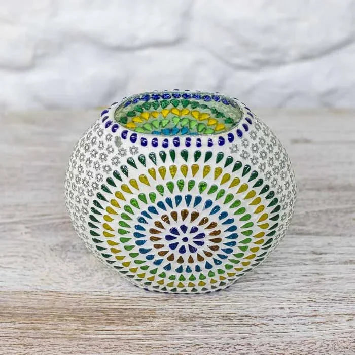 Detalhe do mosaico de vidro artesanal em padrão geométrico de círculos multicoloridos.
