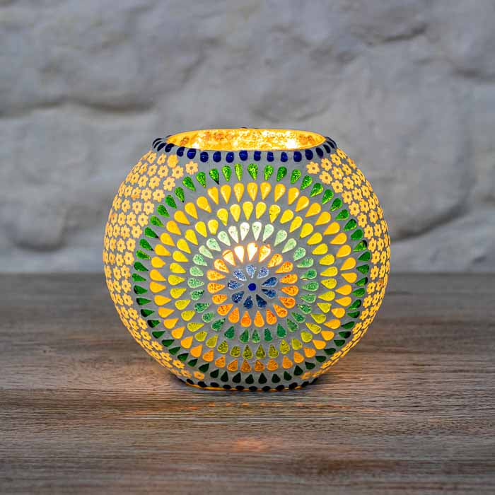 Abajur de mesa oriental aceso projetando iluminação aconchegante e colorida.