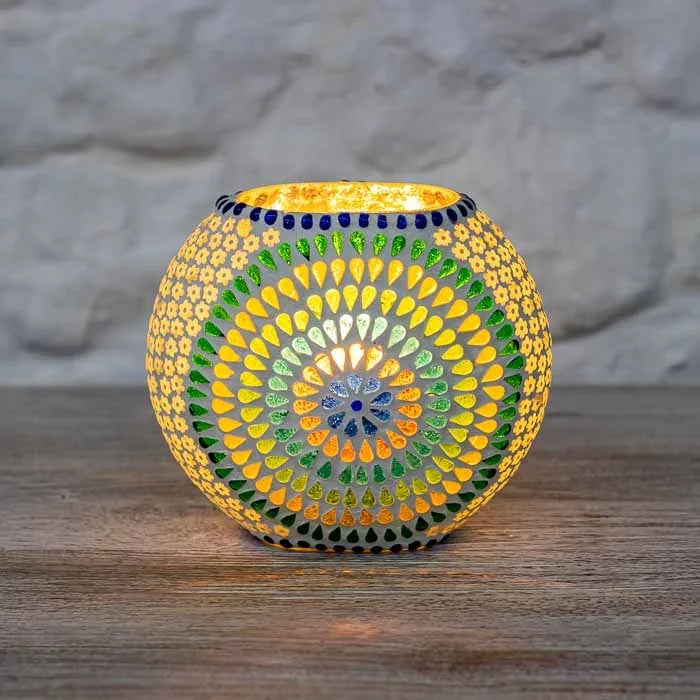 Abajur de mesa oriental aceso projetando iluminação aconchegante e colorida.