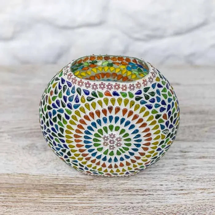Vista frontal da luminária indiana com mosaico em padrão de mandala radiante nas cores amarelo, verde e azul.