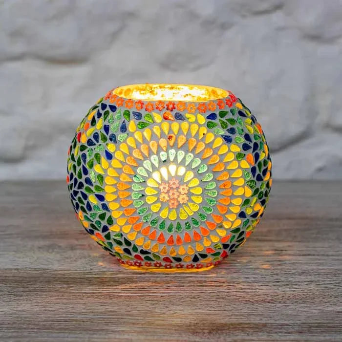 Luminária esférica de 16cm de altura em vidro revestido com mosaico de pedras coloridas.