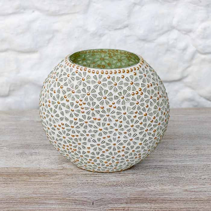 Abajur de mesa esférico artesanal em mosaico branco e verde com detalhes dourados.