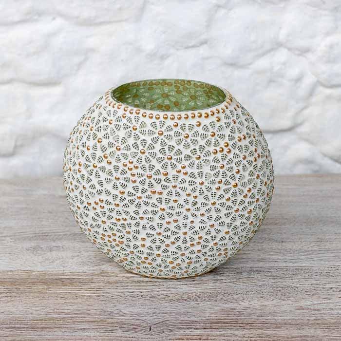 Abajur de mesa esférico artesanal em mosaico branco e verde com detalhes dourados.