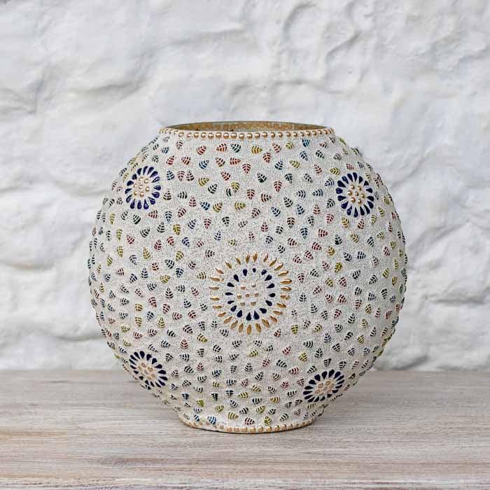 Luminária de mesa grande esférica artesanal em mosaico claro com detalhes coloridos.