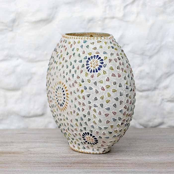 Detalhe do padrão floral e de pequenas folhas coloridas em vidro lapidado no mosaico.