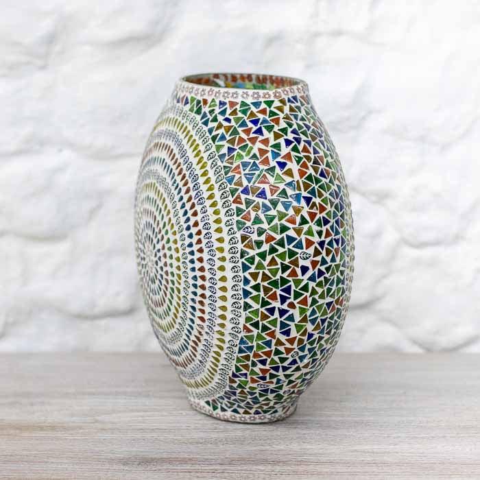 Luminária de mesa em mosaico claro com rosetas em tom azul e dourado e rejunte branco.