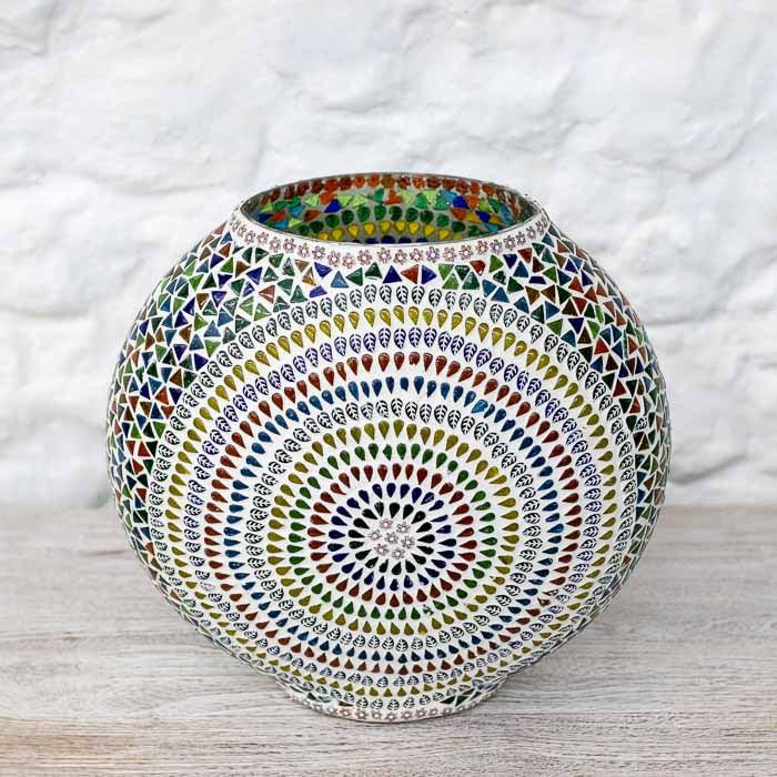 Peça artesanal indiana esférica com abertura superior e trabalho de incrustação minucioso.