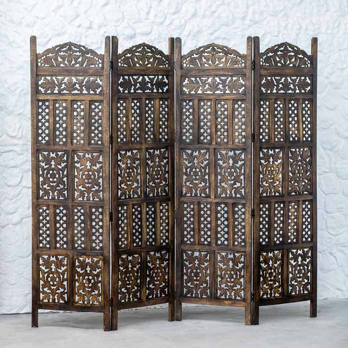 Biombo de madeira maciça com detalhes entalhados vazados para decoração de quartos e salas.