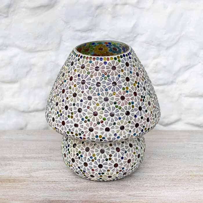 Abajur de mesa artesanal em formato de cogumelo revestido com mosaico de vidro colorido.