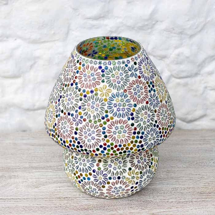 Peça artesanal indiana em vidro com design lúdico de cogumelo e acabamento minucioso.