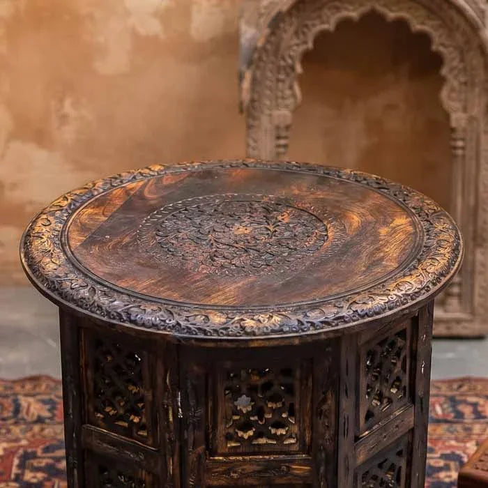 Mesa lateral de canto em estilo oriental com acabamento rústico em madeira.