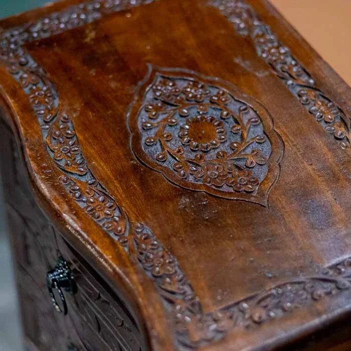 Detalhe da versão adornada com placas de metal trabalhado e cravos ornamentais.