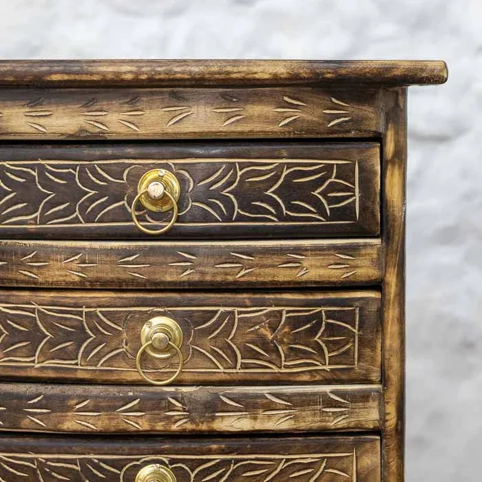 Cômoda gaveteiro decorativa entalhada à mão estilo indiano dourado.