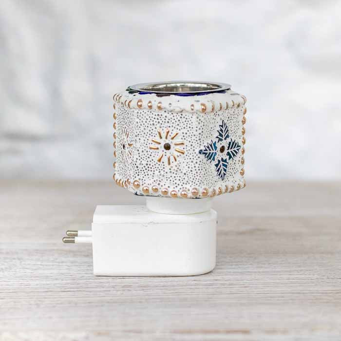 Plugue elétrico branco com botão interruptor liga e desliga vermelho acoplado ao difusor.
