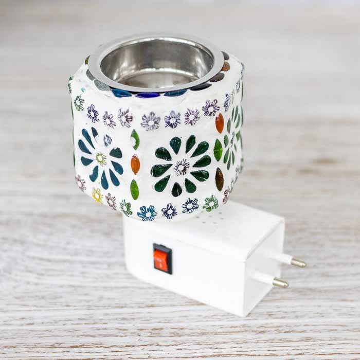 Composição de itens de bem-estar e aromaterapia residencial com aromatizador de mosaico.