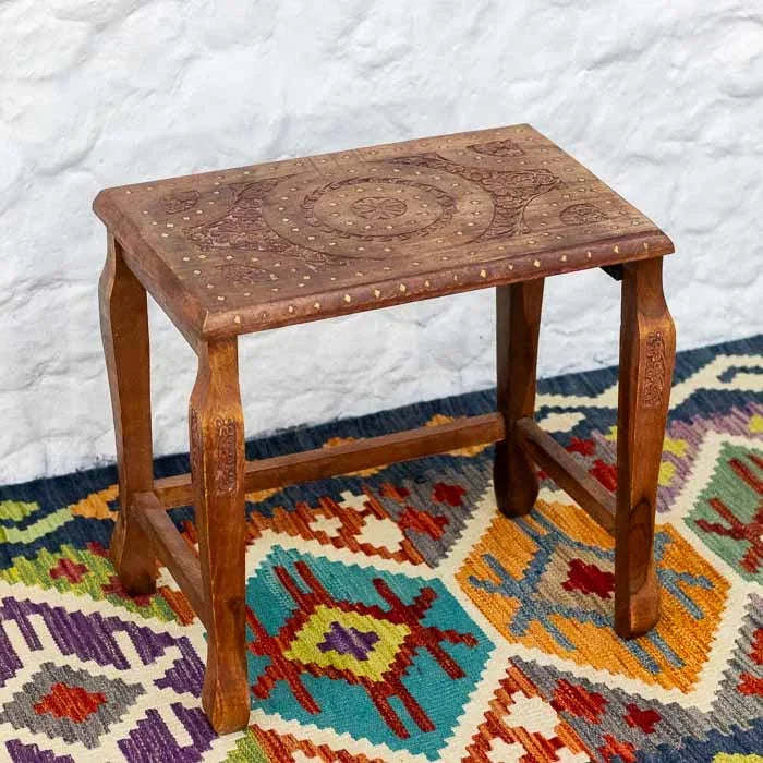 Móvel artesanal indiano de madeira com tampo ornamentado por motivos de mandala.