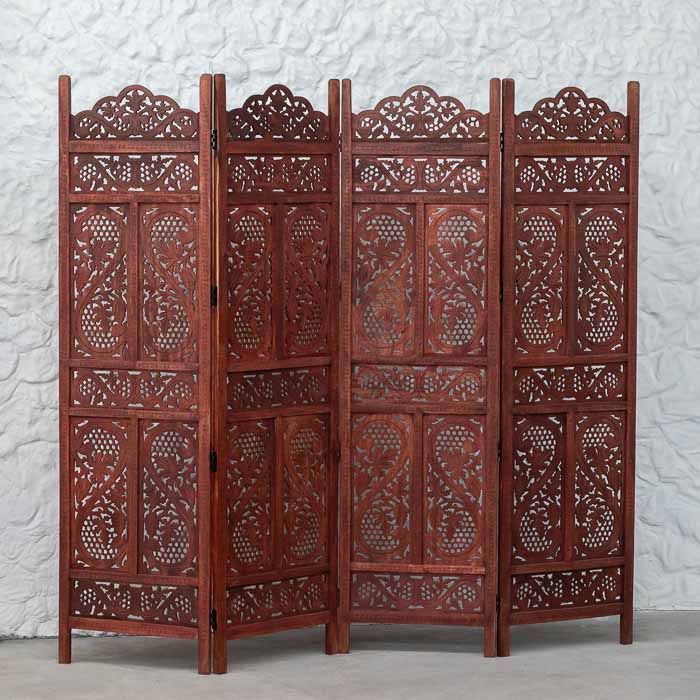 Painel articulado de madeira tom avermelhado com arabescos e motivos florais orientais.