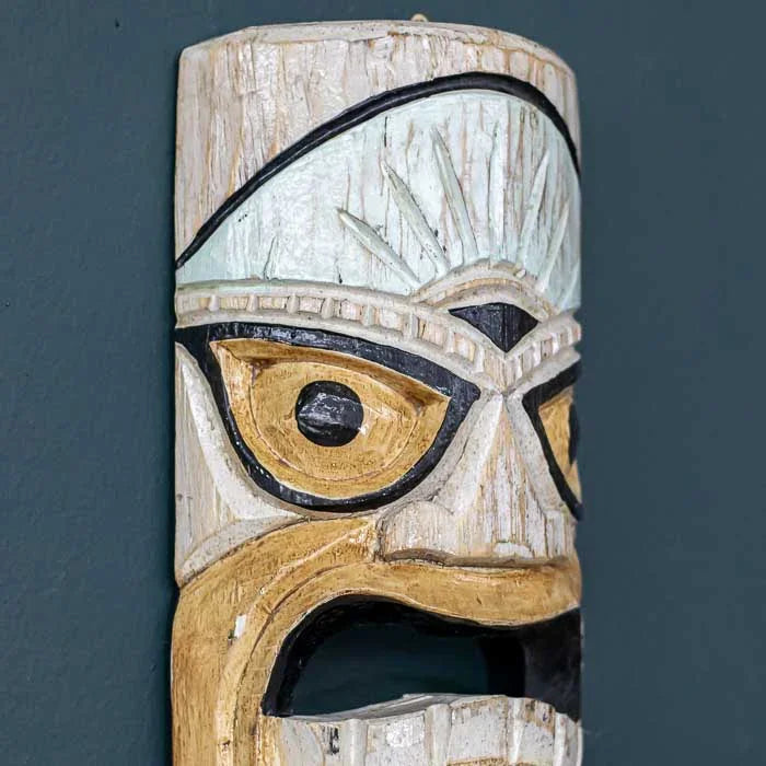Máscara Tiki feita à mão em madeira com formas expressivas