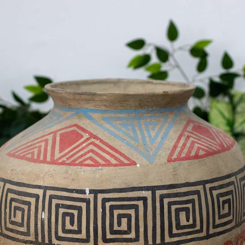 Vaso étnico grande em terracota com pinturas manuais tribais de Bornéu.