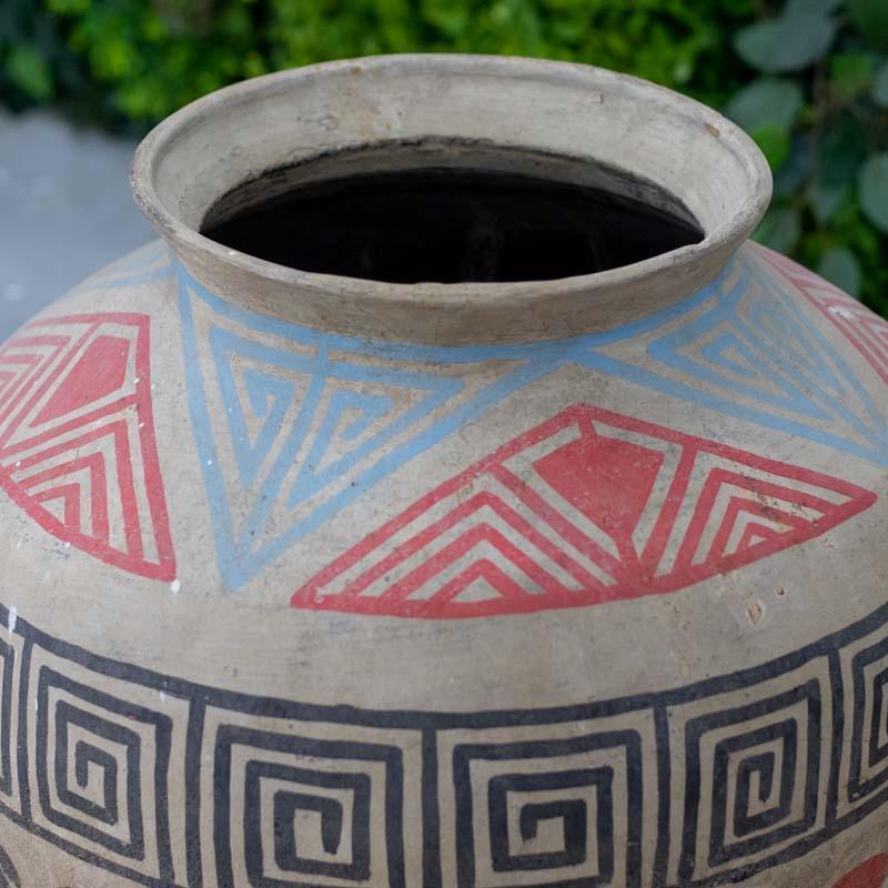 Vaso bojudo de terracota com 50cm de diâmetro e acabamento envelhecido.