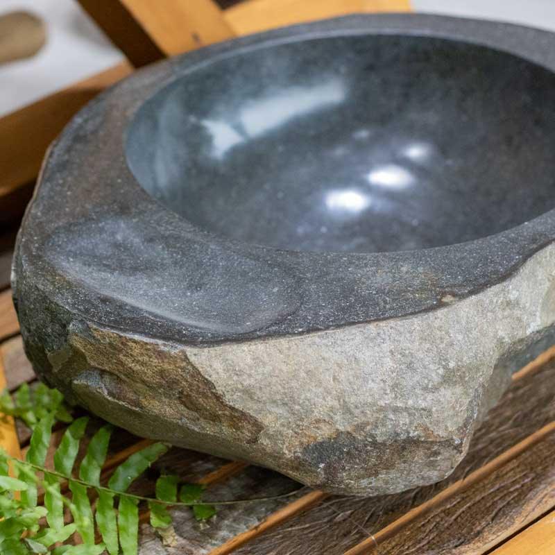 Design balinês em pedra natural: cuba de pia durável e resistente com formas sinuosas e fluidas.
