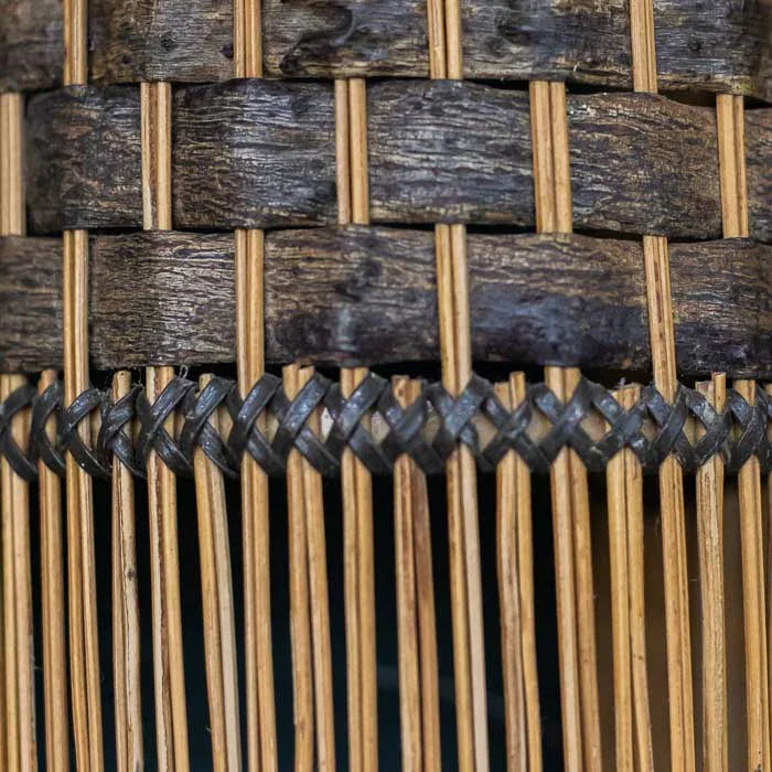 Peça artesanal brasileira com luz suave e materiais naturais sustentáveis.