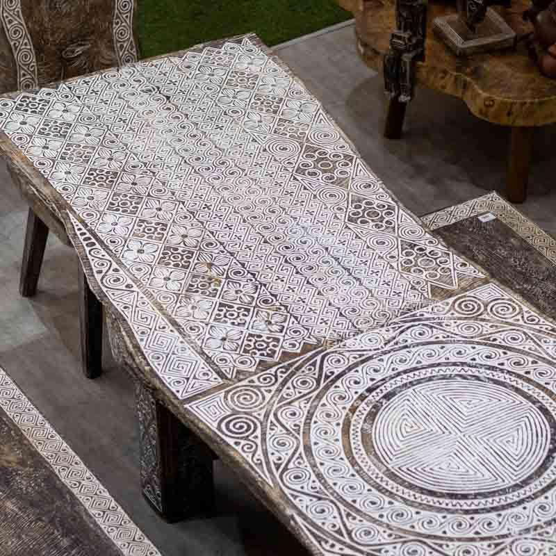 Mesa de jantar monumental de 315cm da Ilha de Timor com tampo inteiramente entalhado à mão em padrões tribais geométricos.