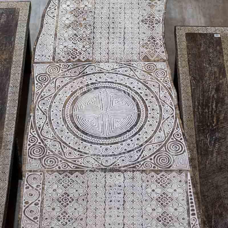 Mesa orgânica rústica com bordas naturais da árvore e entalhes artesanais profundos, peça exclusiva de design indonésio.
