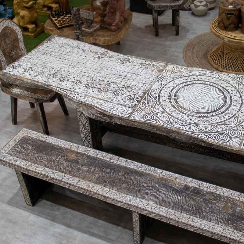 Banco de madeira maciça com 255cm de comprimento, ideal para compor mesas de jantar de estilo orgânico e étnico.