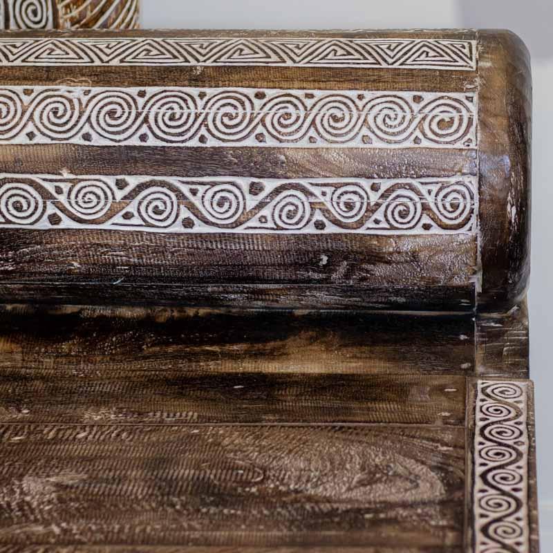 Mobiliário étnico primitivo: sofá Daybed de Timor com acabamento rústico e grafismos ancestrais.