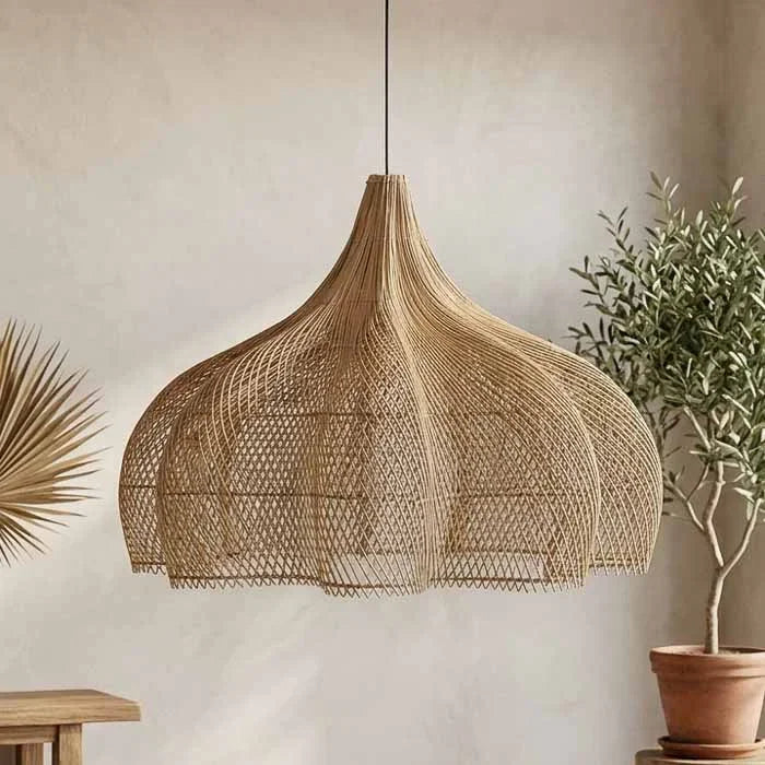 Luminária pendente feita á mão em fibra natural de rattan para seu home decor.