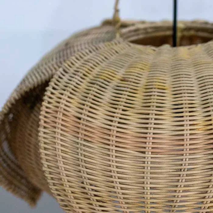 Luminária pendente de teto em rattan natural com design de pétalas sobrepostas e trançado fechado.