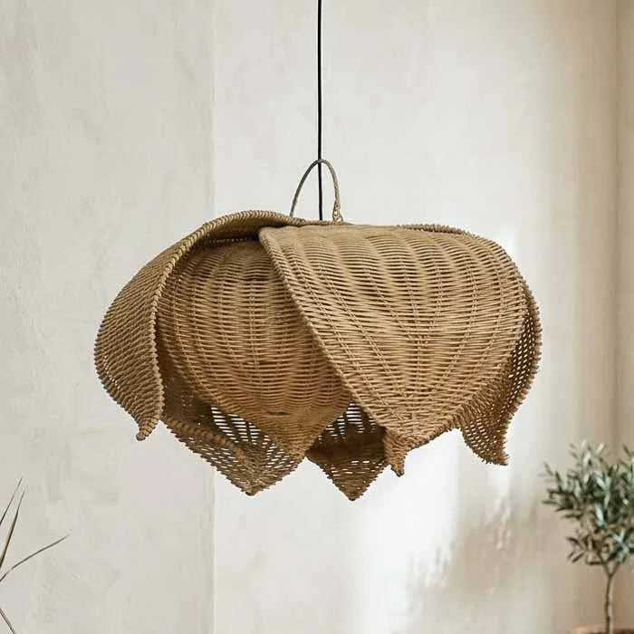 Iluminação zen com luminária de rattan projetando luz suave através de suas camadas florais.