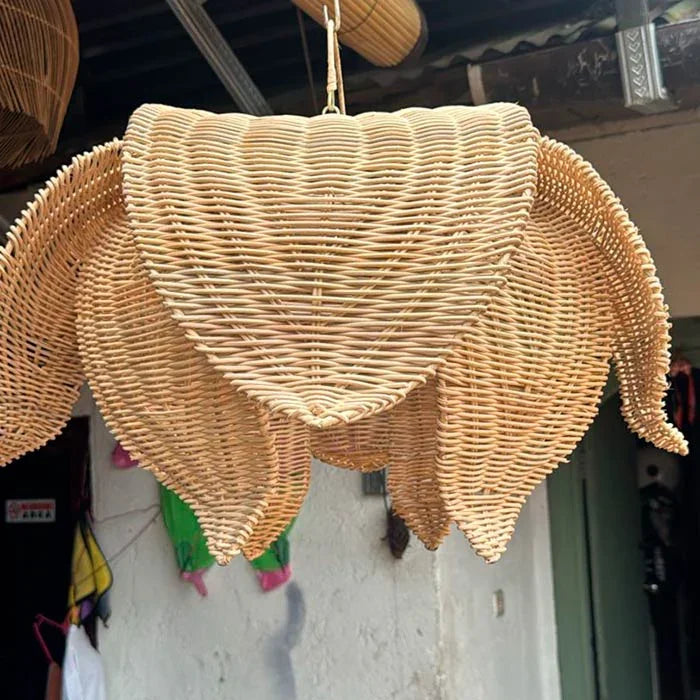 Luminária pendente de teto em rattan natural com design de pétalas sobrepostas e trançado fechado.