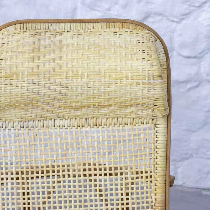 Assento artesanal em fibra natural de rattan cane webbing.