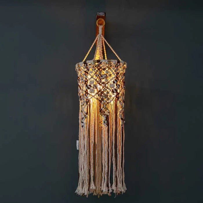 Objeto de iluminação boho produzido em algodão cru trançado artesanalmente