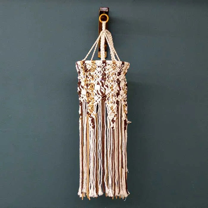 Luminária suspensa com macramê balinês e acabamento artesanal delicado