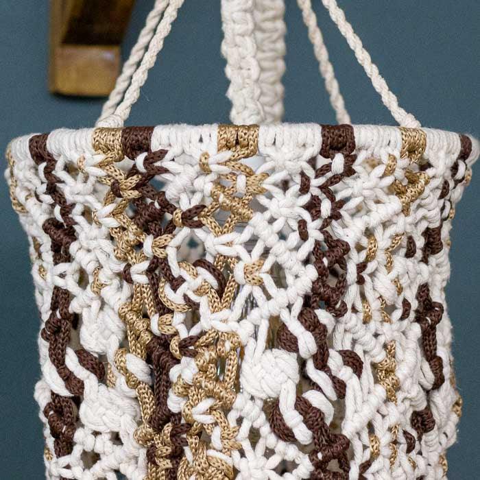 Luminária feita em Bali com macramê leve e textura orgânica artesanal