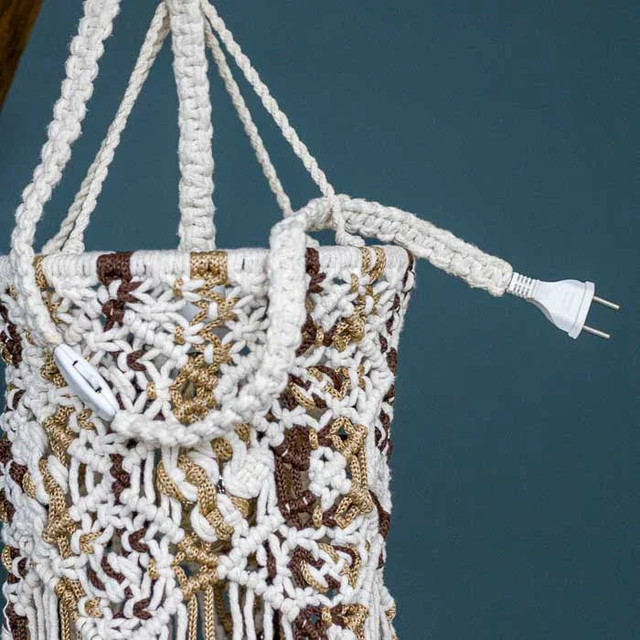 Objeto de decoração com luz suave e estrutura de macramê natural