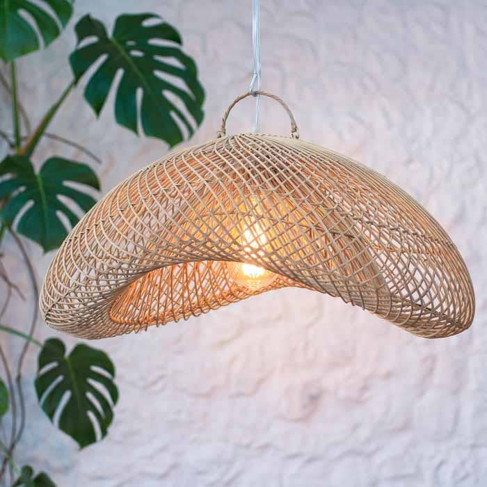 Pendente de rattan de grande porte (80cm) em estilo orgânico para decoração de interiores sofisticada.