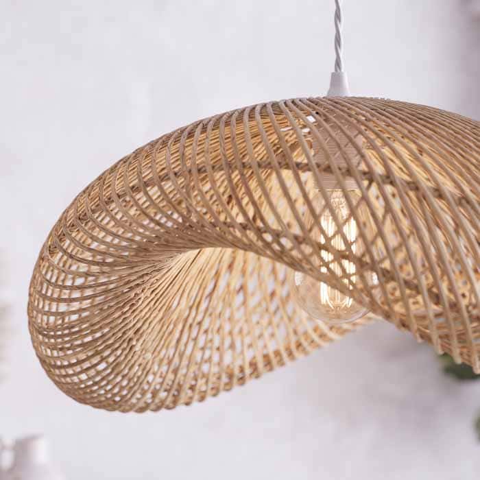 Luminária pendente feita à mão por artesãos balineses em rattan natural.