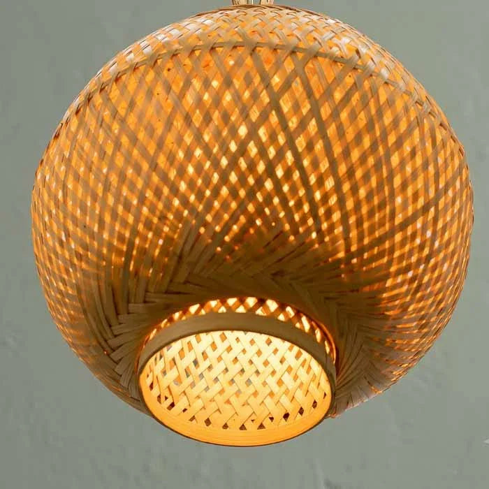 Pendente artesanal Tuhan com trama aberta projetando iluminação cênica para sala de jantar.