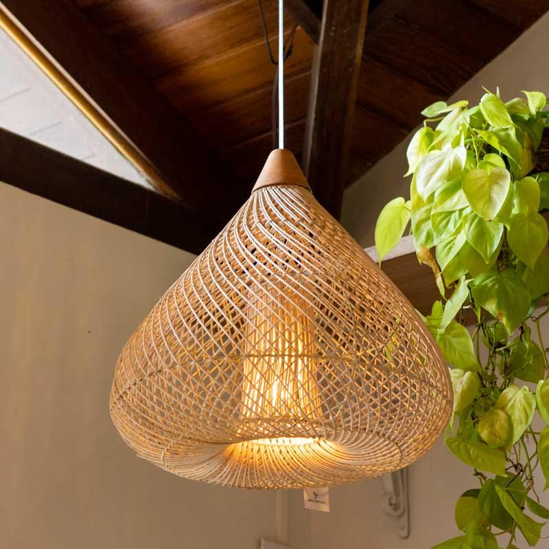 Lustre pendente bojudo de Bali feito à mão com trama vazada de fibra natural de rattan.