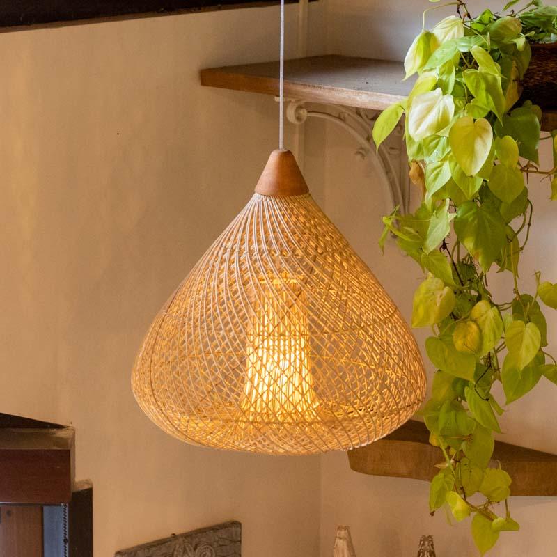 Luminária artesanal da Arte e Sintonia com fibras naturais e design balinês contemporâneo.