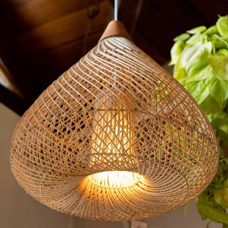 Lustre de rattan em formato de globo orgânico para iluminação de sala de jantar zen.
