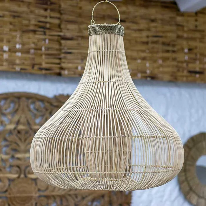 Pendente de rattan artesanal com aro metálico interno e acabamento em fibra ideal para salas e espaços tropicais.