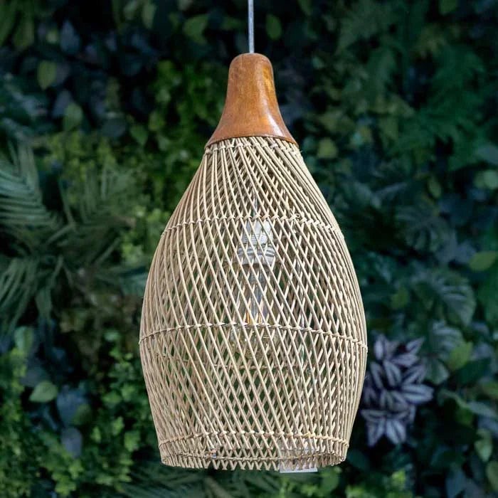 Luminária pendente artesanal feita à mão em rattan natural, produzida em Bali com design leve.